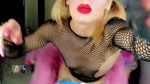 Snapshot of xthesexyboyx chatting on January 2025 11:12:01 PM Femboy Exotic online show from January 2025 11:12:01 PM