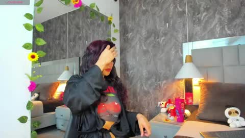 yiyisandoval online show from April 2026 08:06:02 PM