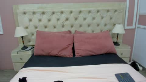 yiyisandoval online show from April 2026 10:44:01 PM