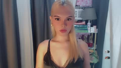 Snapshot of yourlovekylie chatting on July 2026 05:33:01 AM KYLIE MORE online show from July 2026 05:33:01 AM