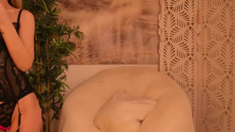 Snapshot of yourmidnightcoffee chatting on March 2025 02:15:01 AM Sarah online show from March 2025 02:15:01 AM