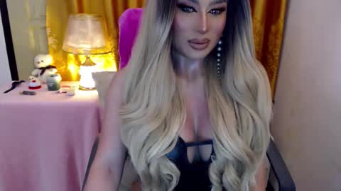 Snapshot of yourmistressofevil_isback chatting on June 2026 03:27:02 PM Adriana Maxwell online show from June 2026 03:27:02 PM