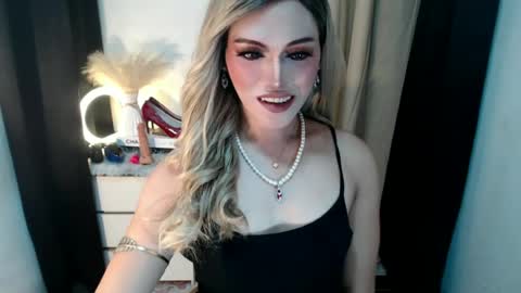Snapshot of yournaughtykendal chatting on June 2026 07:13:01 PM TIFFANY SUCKING QUEEN online show from June 2026 07:13:01 PM
