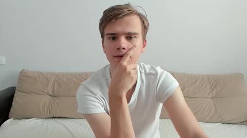 Snapshot of yueslang chatting on October 2025 10:35:02 AM Yue Lang and Samm online show from October 2025 10:35:02 AM