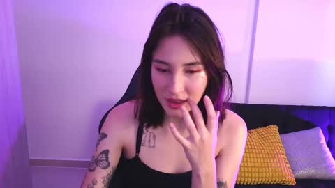 Yulienne online show from November 2025 09:28:01 PM