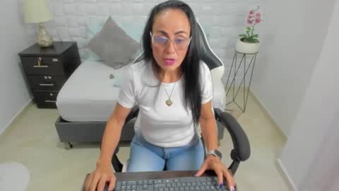 Y U L I T Z A online show from November 2025 12:16:01 PM