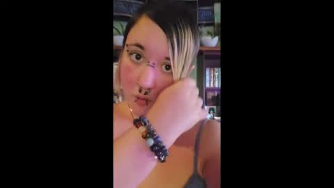 Yumi Sapphire online show from December 2025 02:22:02 PM