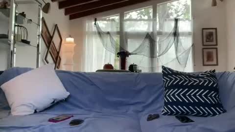 yumiandwolf online show from October 2025 05:15:02 PM