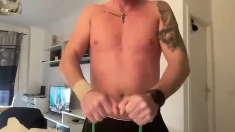 Yungbucker online show from December 2025 03:17:01 PM