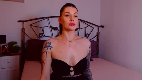 I V Y   online show from December 2025 08:47:02 PM