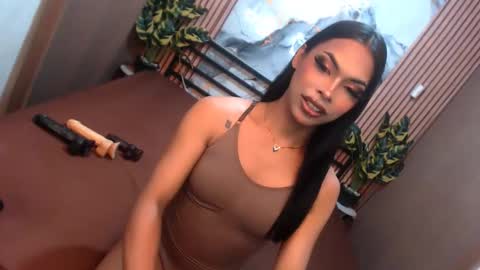 yvonnellvs online show from February 2026 04:00:01 PM