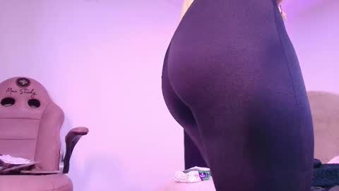 Zoe  online show from November 2025 03:09:02 AM