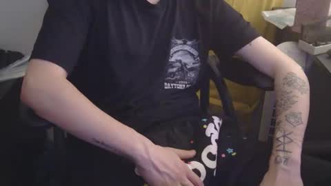 zachmcw25 online show from April 2026 02:37:02 AM