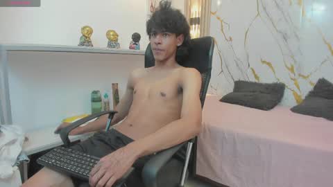 Snapshot of zayn_fox32 chatting on May 2026 07:19:02 PM Zayn online show from May 2026 07:19:02 PM