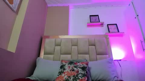 zoe_moreau online show from December 2025 07:10:01 PM