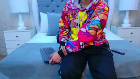 Zoe Krug online show from November 2025 12:26:01 PM