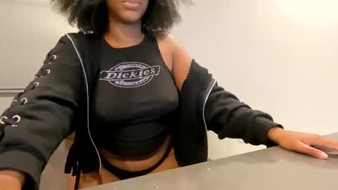 Snapshot of zoemovesme chatting on May 2026 08:45:01 AM Zoe online show from May 2026 08:45:01 AM