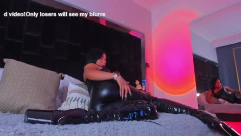 zoevidal_ online show from February 2025 06:07:01 PM