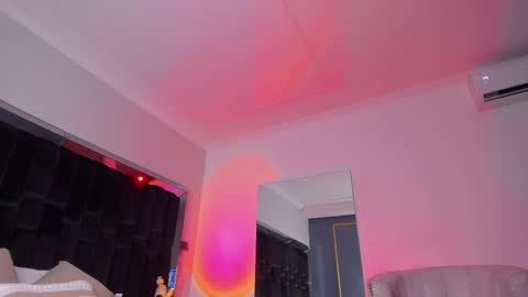 zoevidal_ online show from February 2025 02:57:02 PM