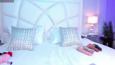 Z O E online show from March 2025 11:39:02 AM