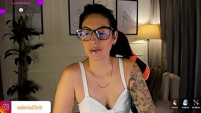 valeriia25  online show from February 2025 10:41:01 PM