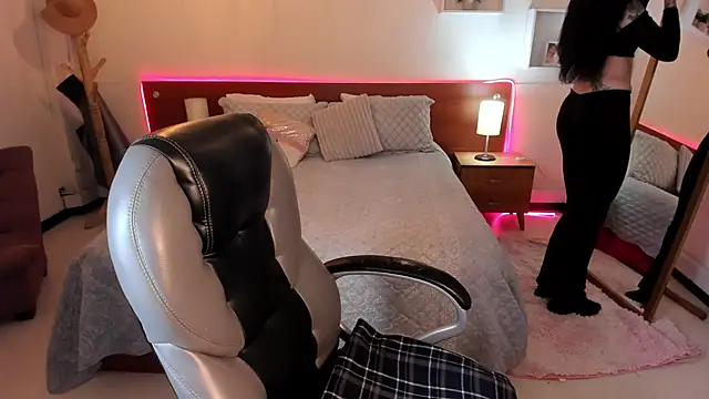 Kristen Garner online show from December 2025 07:54:02 PM