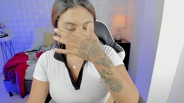 Snapshot of anny_rouse24 chatting on June 2026 02:48:01 AM anny rouse24 online show from June 2026 02:48:01 AM