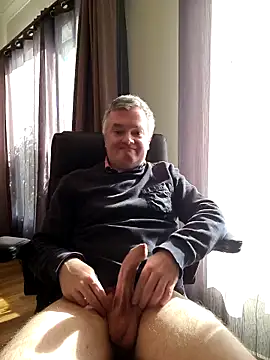 Snapshot of MichOxxford chatting on October 2025 05:51:02 AM MichOxxford online show from October 2025 05:51:02 AM