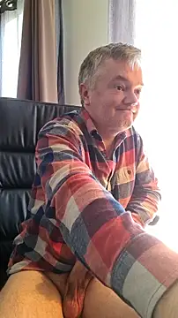 Snapshot of MichOxxford chatting on October 2025 04:12:01 AM MichOxxford online show from October 2025 04:12:01 AM