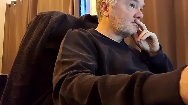 Snapshot of MichOxxford chatting on October 2025 12:01:02 AM MichOxxford online show from October 2025 12:01:02 AM