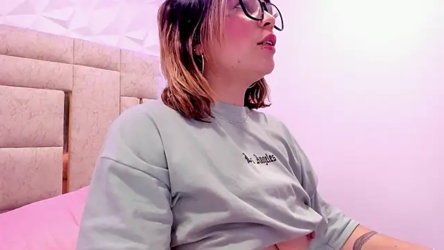 Snapshot of PauletteJ chatting on January 2025 02:55:02 PM PauletteJ online show from January 2025 02:55:02 PM