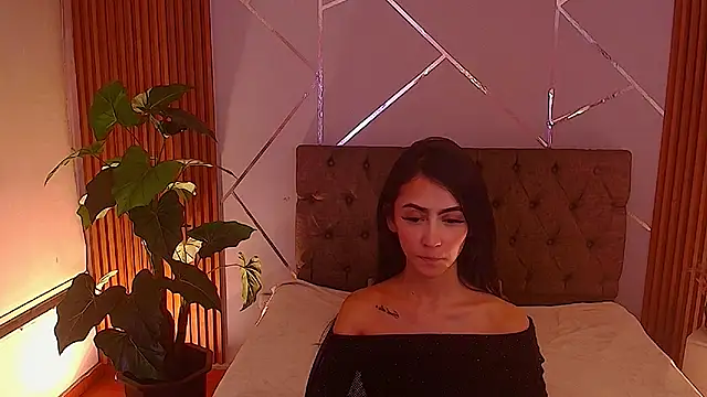 Coralinnee  online show from May 2026 05:35:02 AM