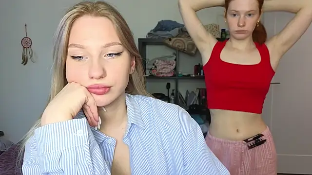 Snapshot of MiaKeler chatting on March 2025 03:18:02 PM MiaKeler online show from March 2025 03:18:02 PM