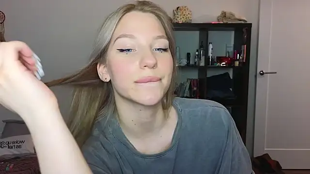 Snapshot of MiaKeler chatting on March 2025 08:09:01 PM MiaKeler online show from March 2025 08:09:01 PM