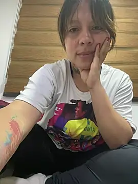 Snapshot of Bruja_lu chatting on January 2025 11:22:02 PM Bruja lu online show from January 2025 11:22:02 PM