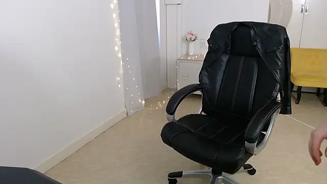 Snapshot of Crystal-dreamt chatting on October 2025 09:19:02 AM Crystal-dreamt online show from October 2025 09:19:02 AM