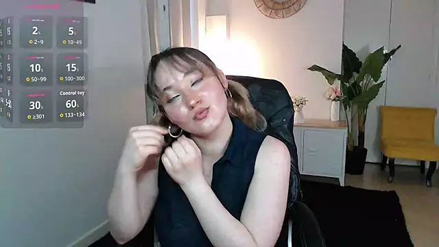 Snapshot of Crystal-dreamt chatting on May 2026 09:27:02 AM Crystal-dreamt online show from May 2026 09:27:02 AM