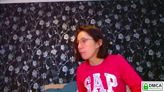 Snapshot of Sophi_Cute chatting on May 2026 12:33:01 PM Sophi Cute online show from May 2026 12:33:01 PM