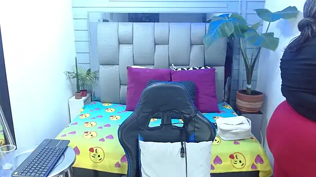 evelin zaens online show from April 2026 04:30:02 AM