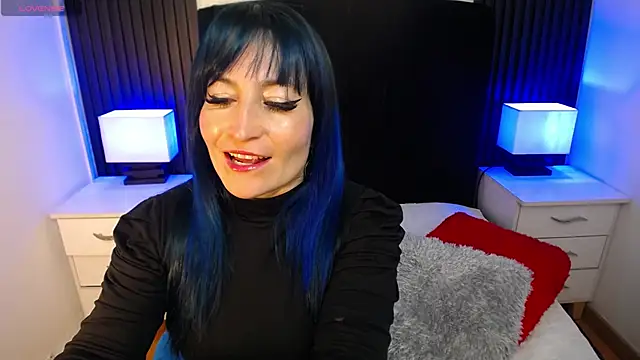 alicia moom online show from October 2025 07:03:02 PM