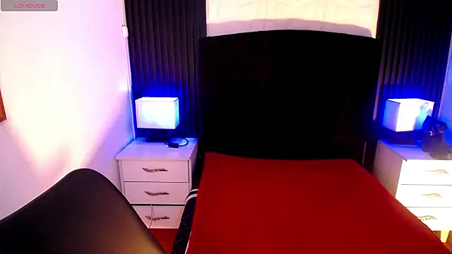 Snapshot of alicia_moom chatting on February 2026 07:42:02 PM alicia moom online show from February 2026 07:42:02 PM