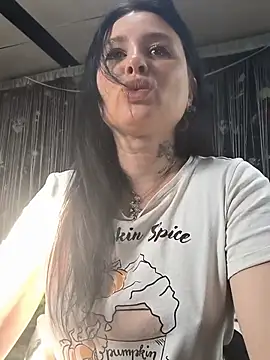 Snapshot of KikiXRed chatting on May 2026 01:50:02 PM KikiXRed online show from May 2026 01:50:02 PM