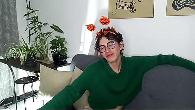 Snapshot of Norehg chatting on October 2025 08:35:01 AM Norehg online show from October 2025 08:35:01 AM