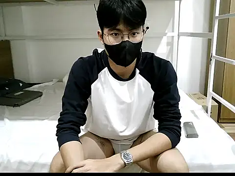 Gwencloudy online show from November 2025 04:20:02 PM