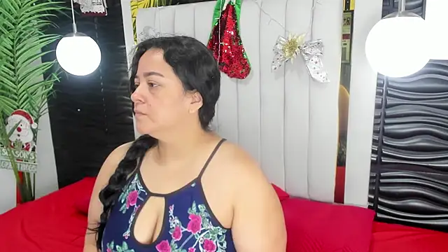 Snapshot of lucia_vonne_ chatting on December 2024 11:29:01 AM lucia vonne online show from December 2024 11:29:01 AM