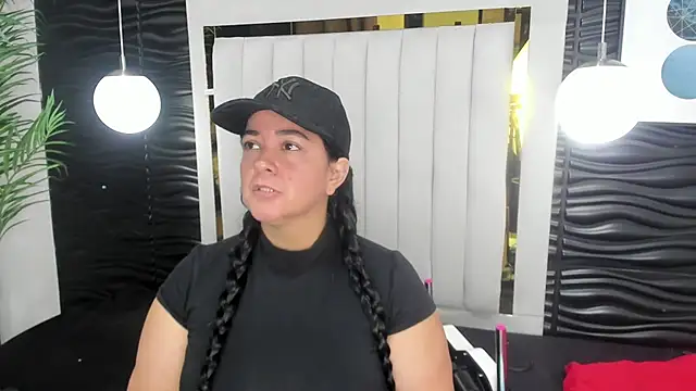 Snapshot of lucia_vonne_ chatting on February 2025 12:00:02 PM lucia vonne online show from February 2025 12:00:02 PM