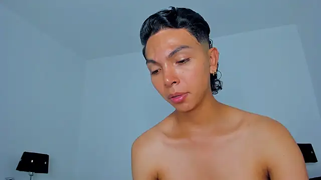 Snapshot of xhenisa_ chatting on April 2026 08:32:02 PM xhenisa online show from April 2026 08:32:02 PM