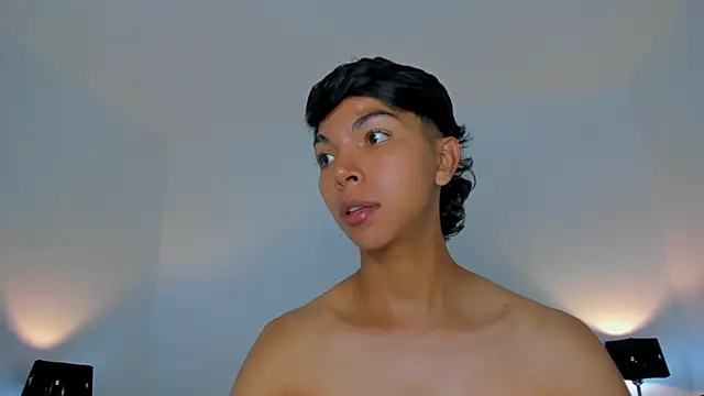 Snapshot of xhenisa_ chatting on April 2026 01:44:01 AM xhenisa online show from April 2026 01:44:01 AM