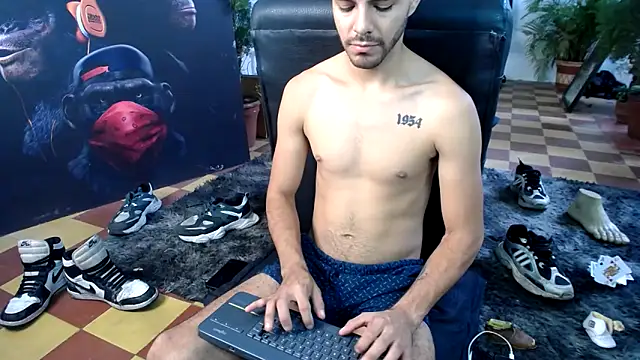 Snapshot of cutehornymax chatting on April 2026 02:39:01 PM cutehornymax online show from April 2026 02:39:01 PM