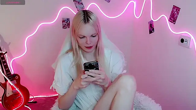 Emily Nyaffee online show from September 2025 08:45:01 PM